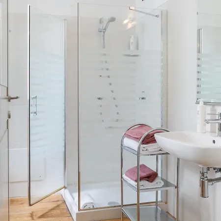 Lakefront Contemporary - By My In דירה *