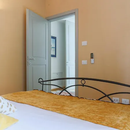 Lakefront Contemporary - By My In Апартаменты